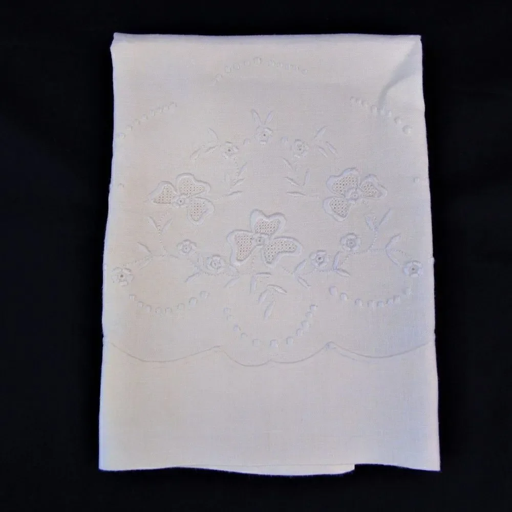 Vintage Linens Table Runner Dresser Scarf